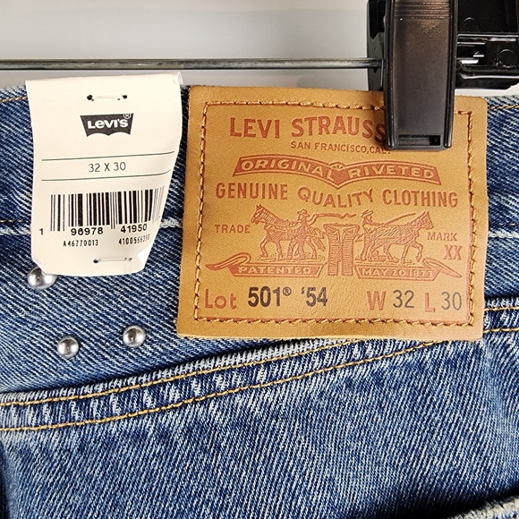 Levis 501 Womens Distressed Button Fly Slim Leg High Rise Stud Accents 32x30 NWT - Picture 15 of 16